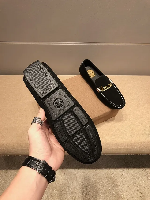 Versace لوفر أسود ذهبي سويدي مع تطريز اللوجو 7