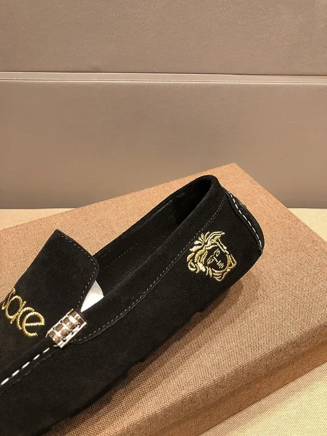 Versace لوفر أسود ذهبي سويدي مع تطريز اللوجو 8