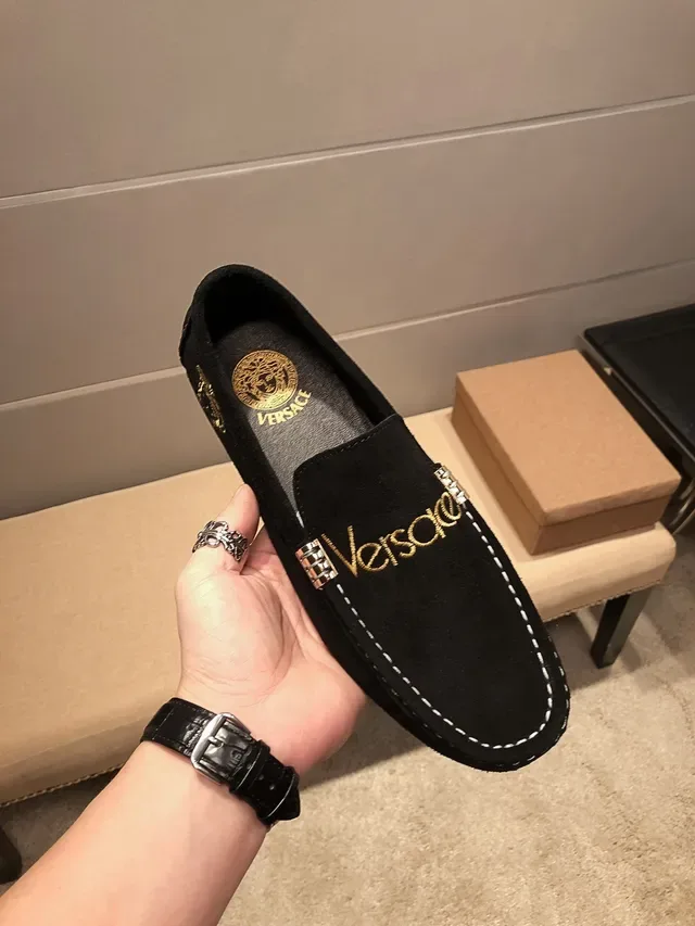 Versace لوفر أسود ذهبي سويدي مع تطريز اللوجو 9
