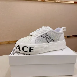 Versace Chain Reaction كريستال-إمبيليشيد أبيض سنايكرز كبير الحجم
