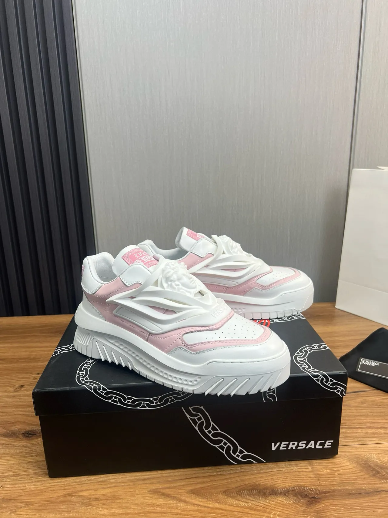 Versace Chain Reaction 粉色和白色厚底运动鞋 2