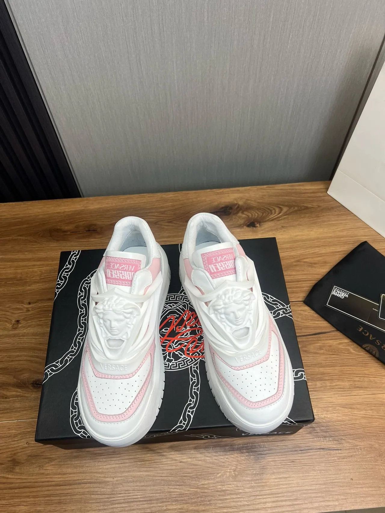 Versace Chain Reaction 粉色和白色厚底运动鞋 3