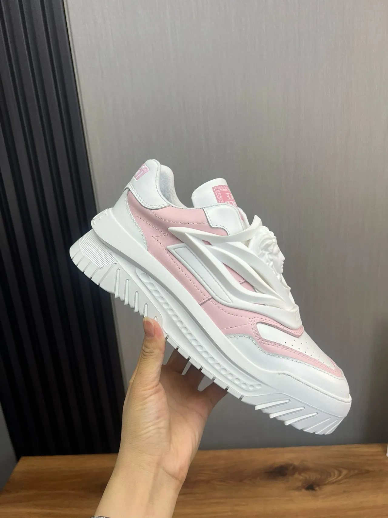 Versace Chain Reaction 粉色和白色厚底运动鞋 4