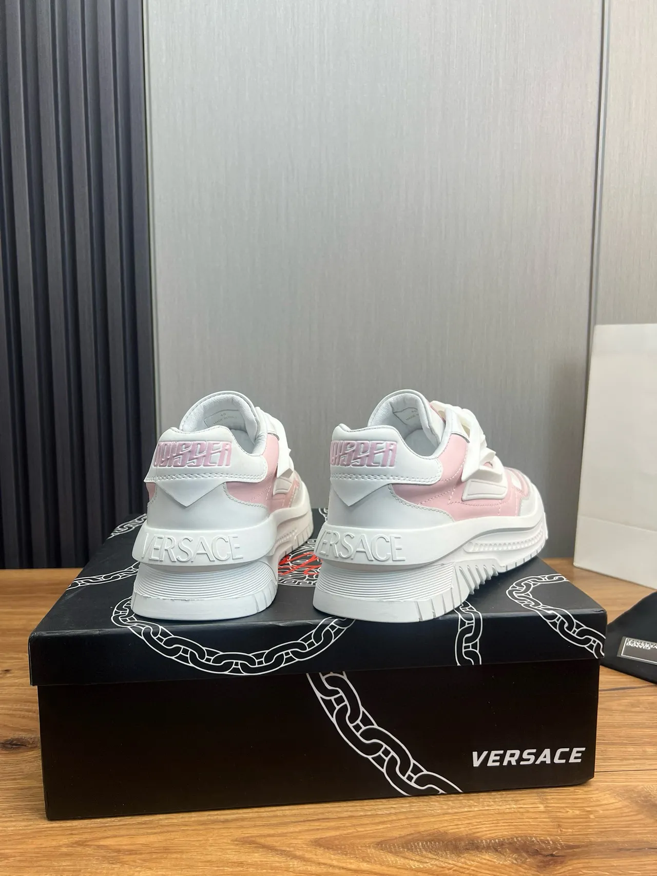 Versace Chain Reaction 粉色和白色厚底运动鞋 5