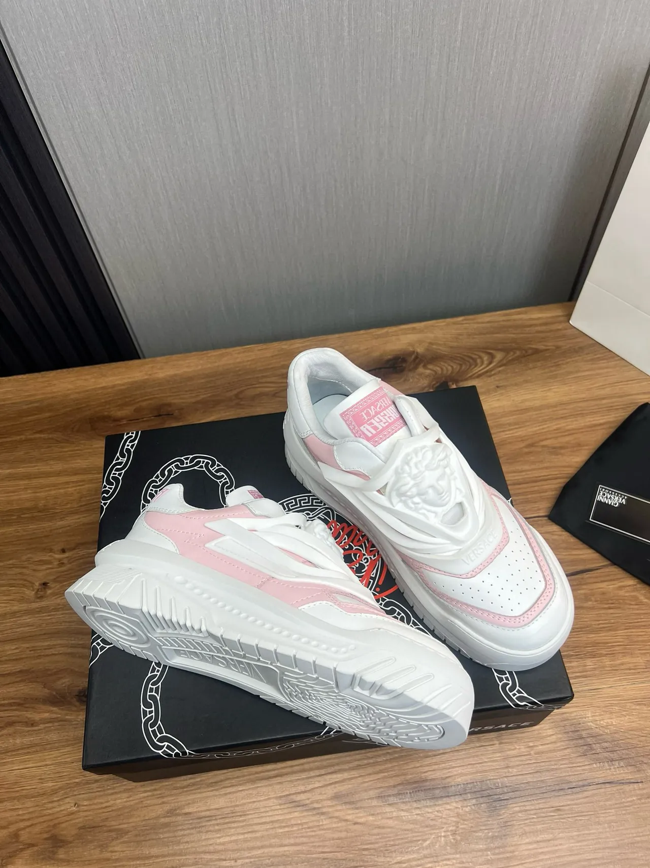 Versace Chain Reaction 粉色和白色厚底运动鞋 6