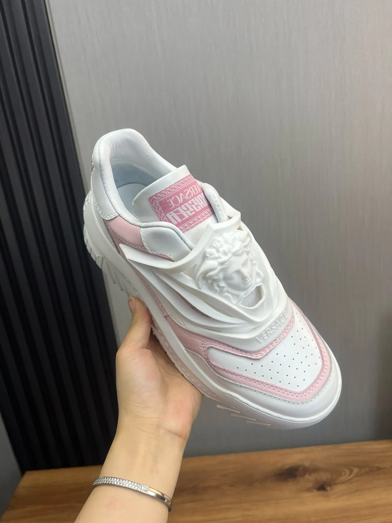 Versace Chain Reaction 粉色和白色厚底运动鞋 7