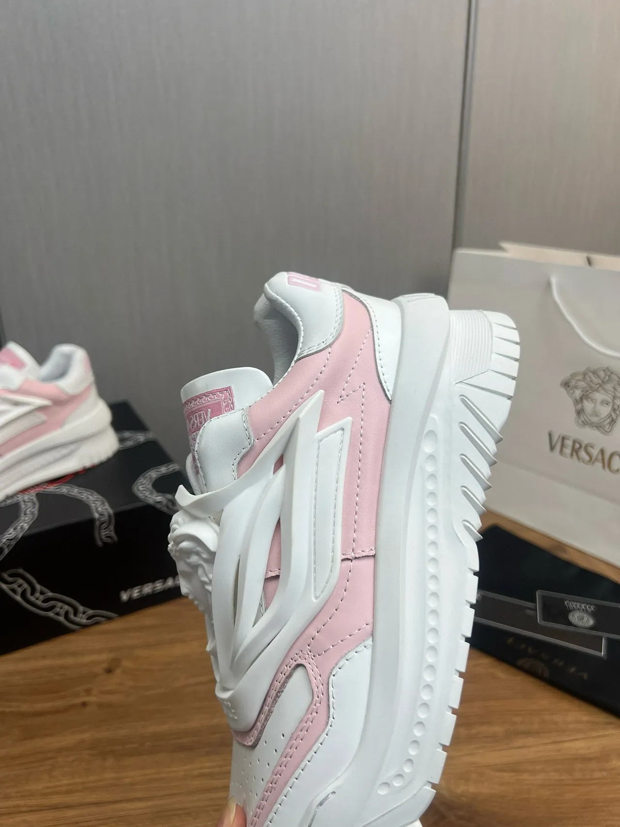 Versace Chain Reaction 粉色和白色厚底运动鞋 8