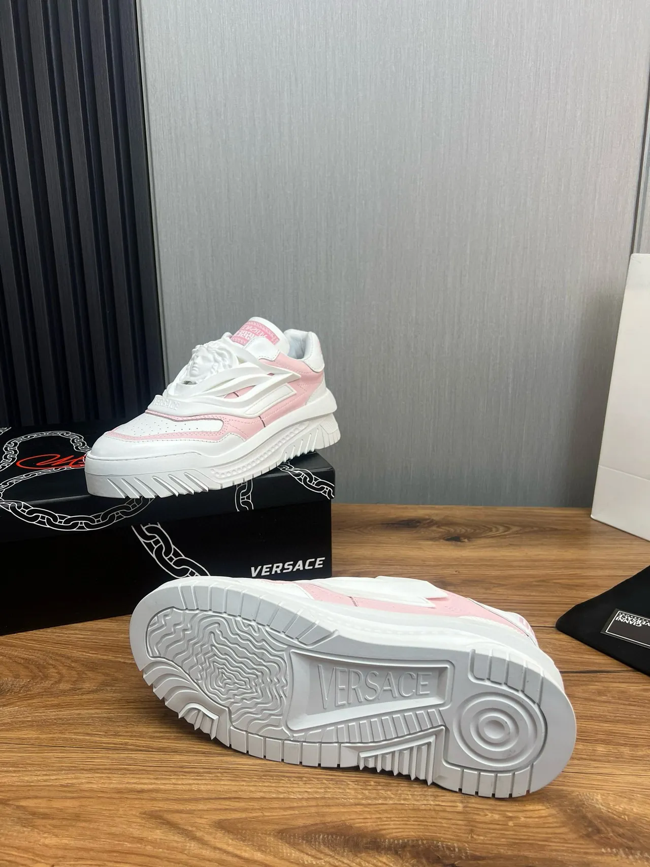 Versace Chain Reaction 粉色和白色厚底运动鞋 9