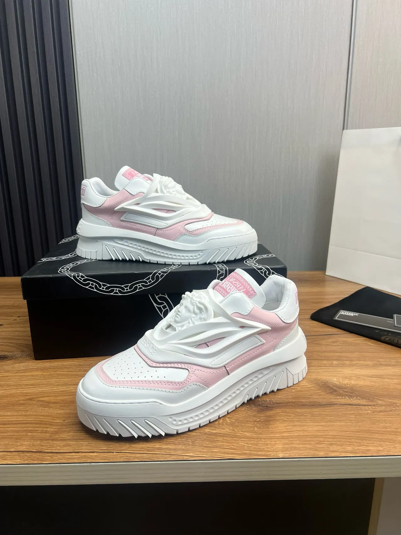 Versace Chain Reaction 粉色和白色厚底运动鞋 10