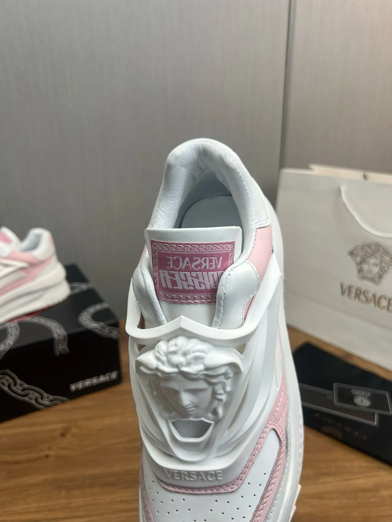 Versace Chain Reaction 粉色和白色厚底运动鞋 11