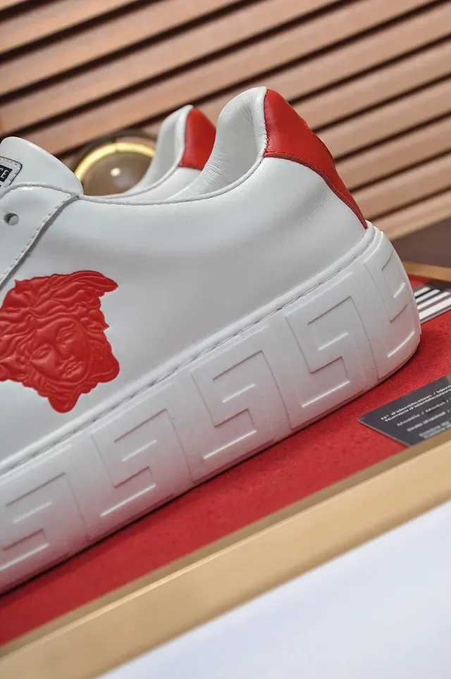 Versace Chain Reaction सफेद और लाल Medusa Logo Lifestyle Sneakers 2