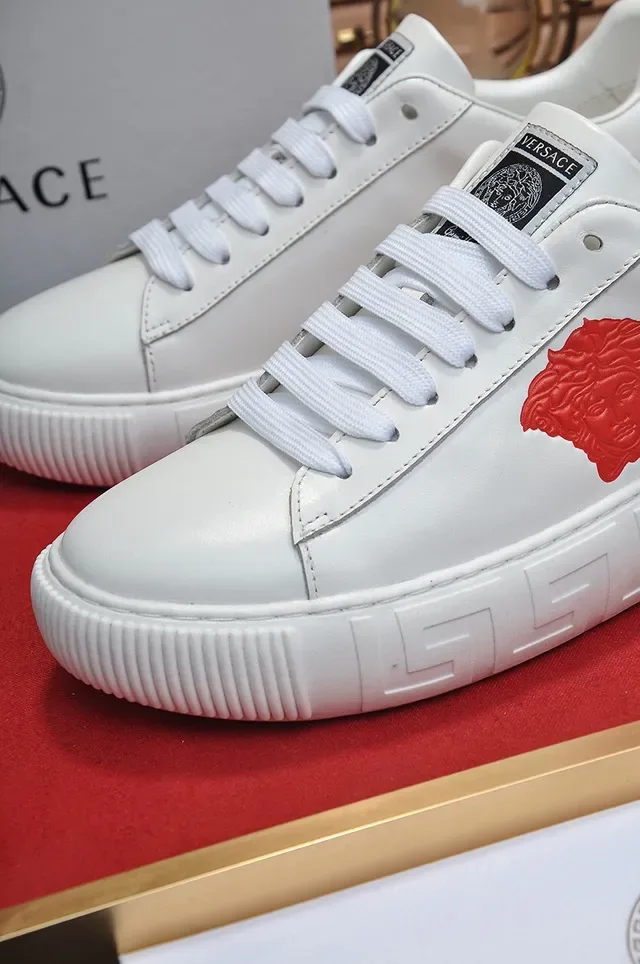 Versace Chain Reaction सफेद और लाल Medusa Logo Lifestyle Sneakers 3