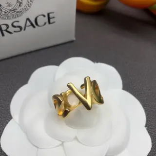 Versace خاتم معدن مصقول ذهبي بخيط أحرف بارزة