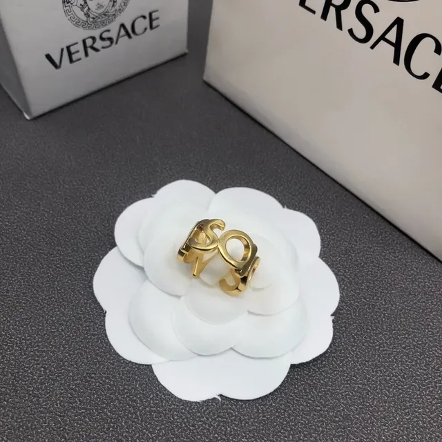 Versace Bague Métal Poli avec Motif de Lettre Bold Doré 2