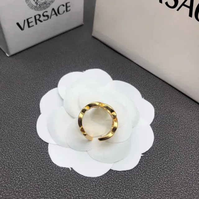 Versace Bague Métal Poli avec Motif de Lettre Bold Doré 3