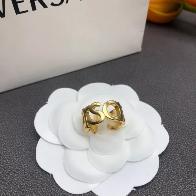 Versace Bague Métal Poli avec Motif de Lettre Bold Doré 4