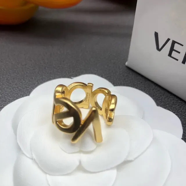Versace Bague Métal Poli avec Motif de Lettre Bold Doré 6