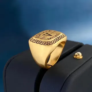 خاتم Versace ذهبي Signet-Style محفور Greca Border