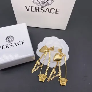 Versace সোনালী মেডুসা হার্ট চেইন ড্যাঙ্গেল ইয়াররিংস