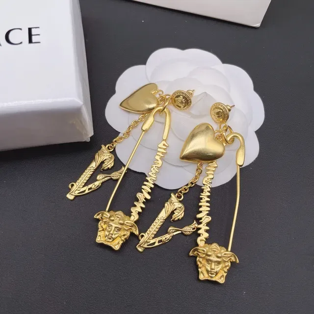 Versace Boucles d'oreilles dorées à la chaîne de cœur et pendentif Médusa 3