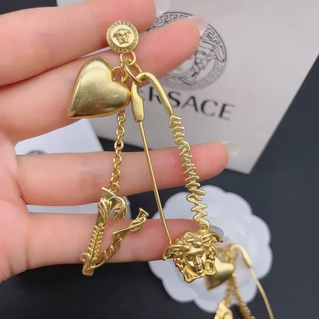 Versace Boucles d'oreilles dorées à la chaîne de cœur et pendentif Médusa 4