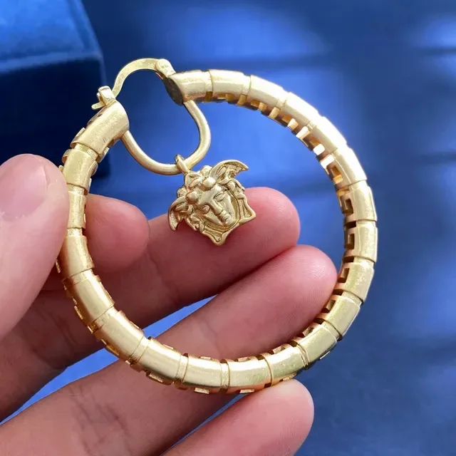 Versace Greca Odissea मेड्यूसा हेड सोने की हूप ईयररिंग्स 3