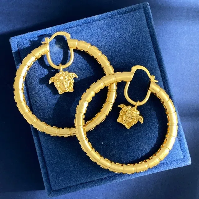 Versace Greca Odissea मेड्यूसा हेड सोने की हूप ईयररिंग्स 5