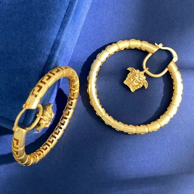 Versace Greca Odissea मेड्यूसा हेड सोने की हूप ईयररिंग्स 6