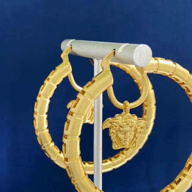Versace Greca Odissea मेड्यूसा हेड सोने की हूप ईयररिंग्स 7