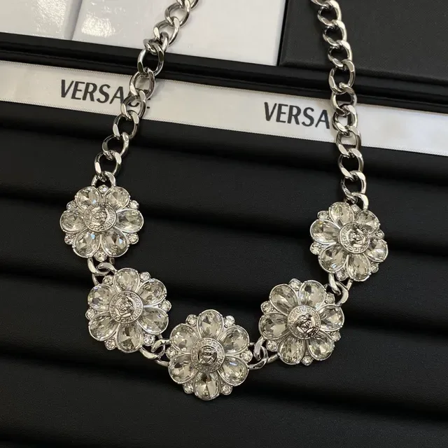 قلادة Versace Medusa زهرة كريستال 6