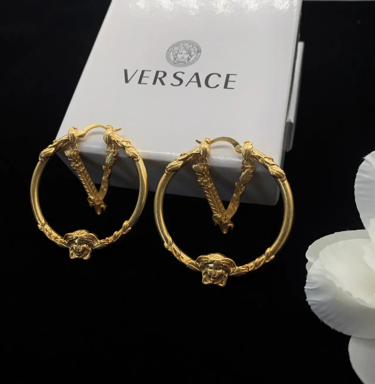 Versace Medusa V أقراط حلقية ذهبية 4