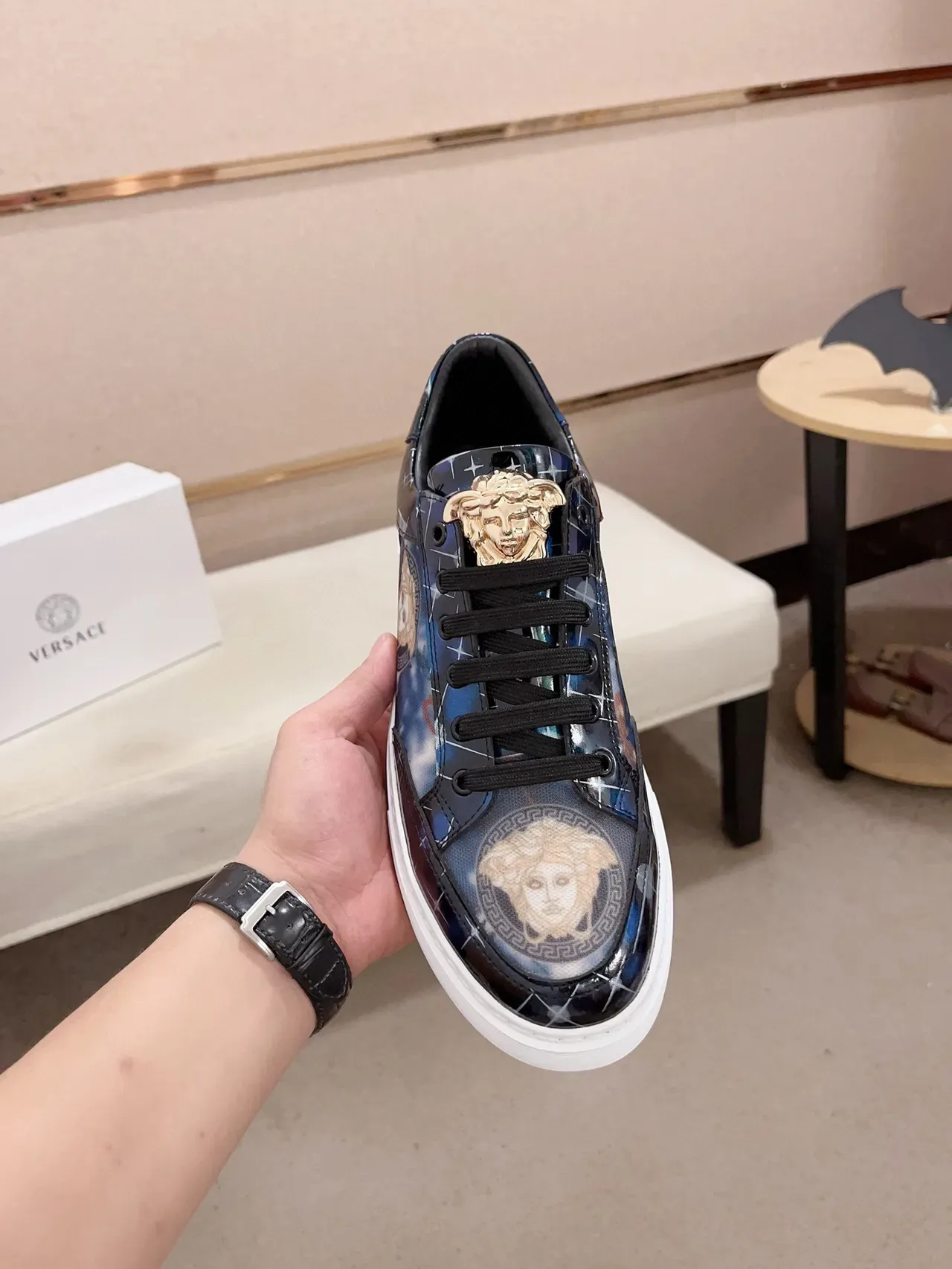 Versace Azul Marinho Dourado Brilhante Estampado Parte Superior Medusa Motivo Lifestyle Tênis 2