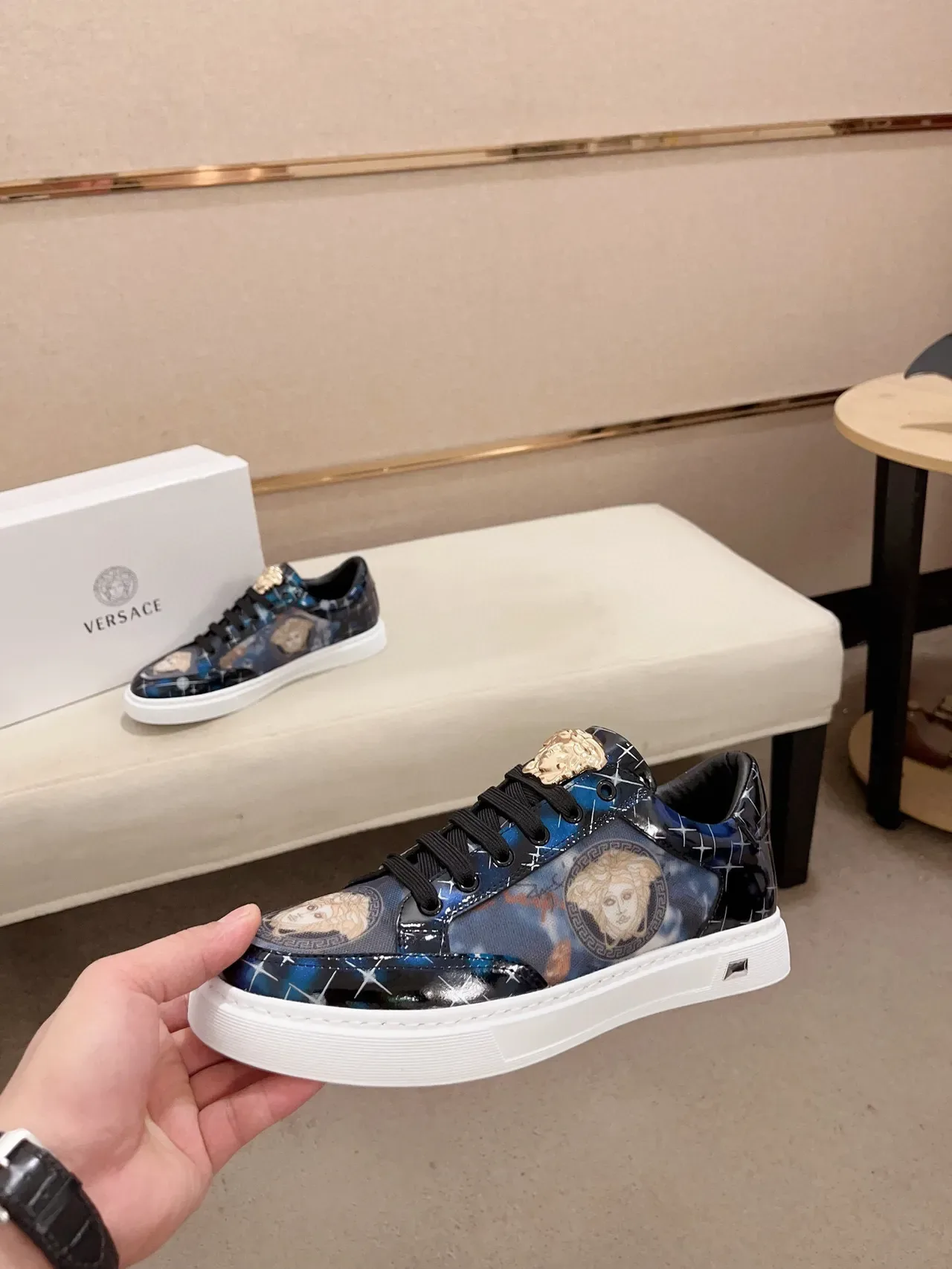 Versace Azul Marinho Dourado Brilhante Estampado Parte Superior Medusa Motivo Lifestyle Tênis 3
