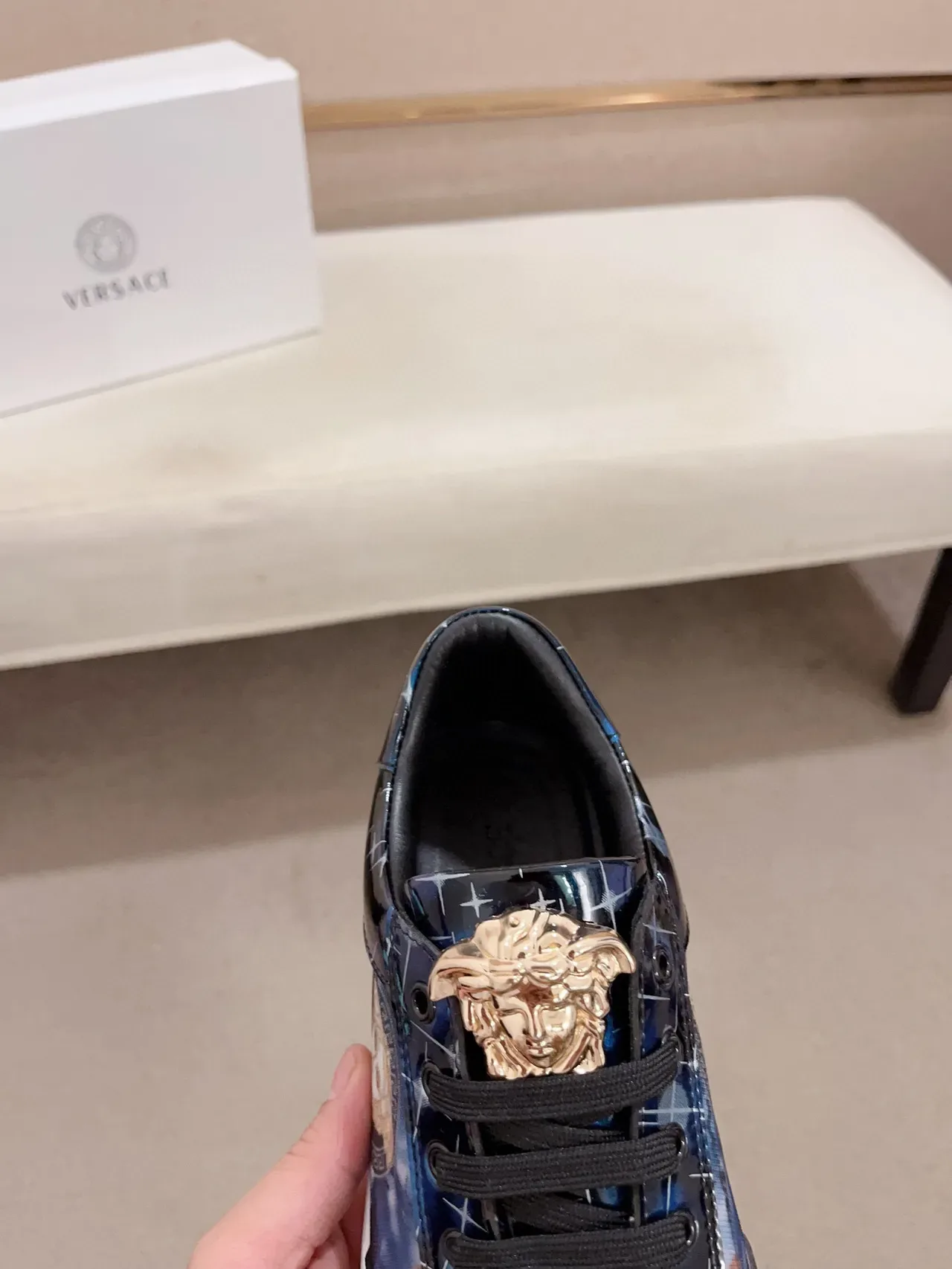 Versace Azul Marinho Dourado Brilhante Estampado Parte Superior Medusa Motivo Lifestyle Tênis 6