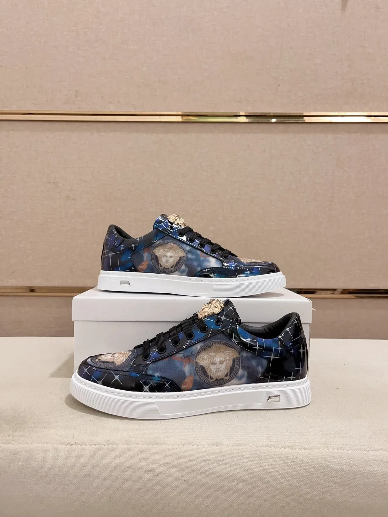Versace Azul Marinho Dourado Brilhante Estampado Parte Superior Medusa Motivo Lifestyle Tênis 7