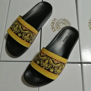 Versace Odissea Baroque-Print 黑色和金色拖鞋