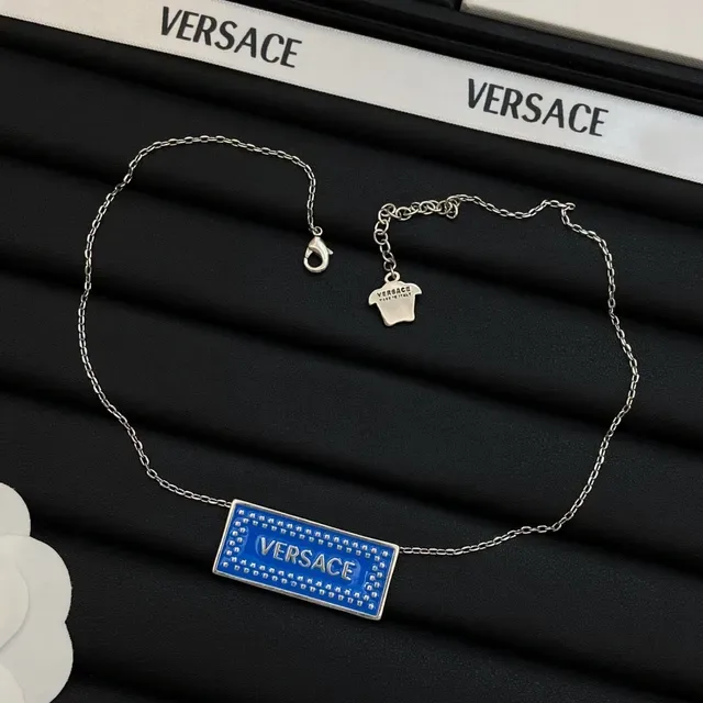 Collier Versace Plaque Bleu et Rose Rectangulaire Émaillé avec Borde Clouté 2