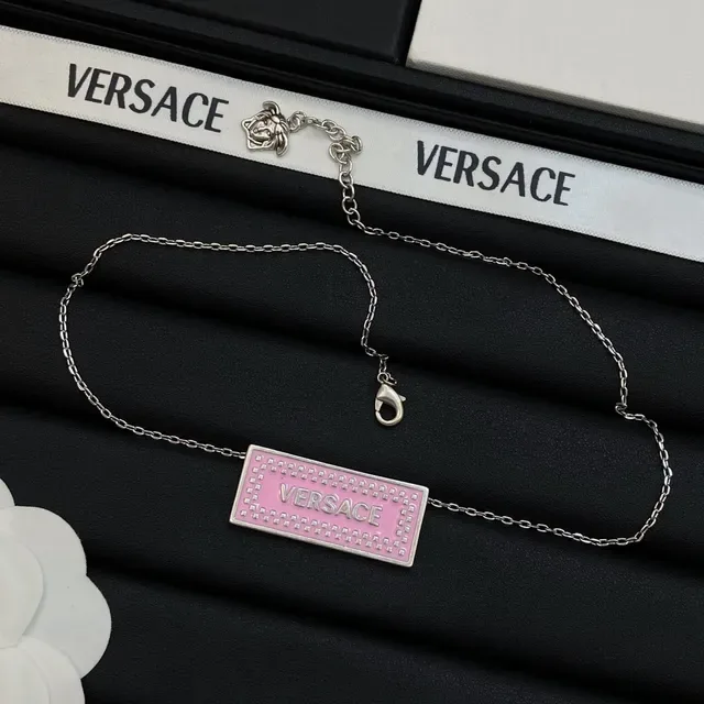 Collier Versace Plaque Bleu et Rose Rectangulaire Émaillé avec Borde Clouté 3