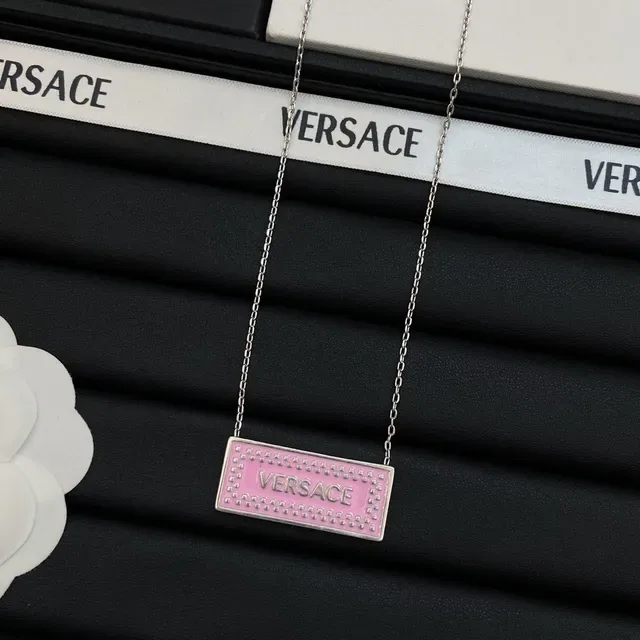 Collier Versace Plaque Bleu et Rose Rectangulaire Émaillé avec Borde Clouté 4