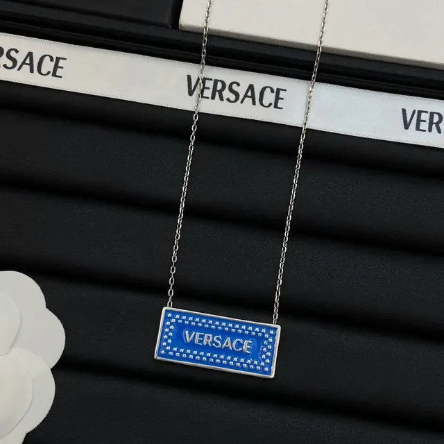 Collier Versace Plaque Bleu et Rose Rectangulaire Émaillé avec Borde Clouté 5