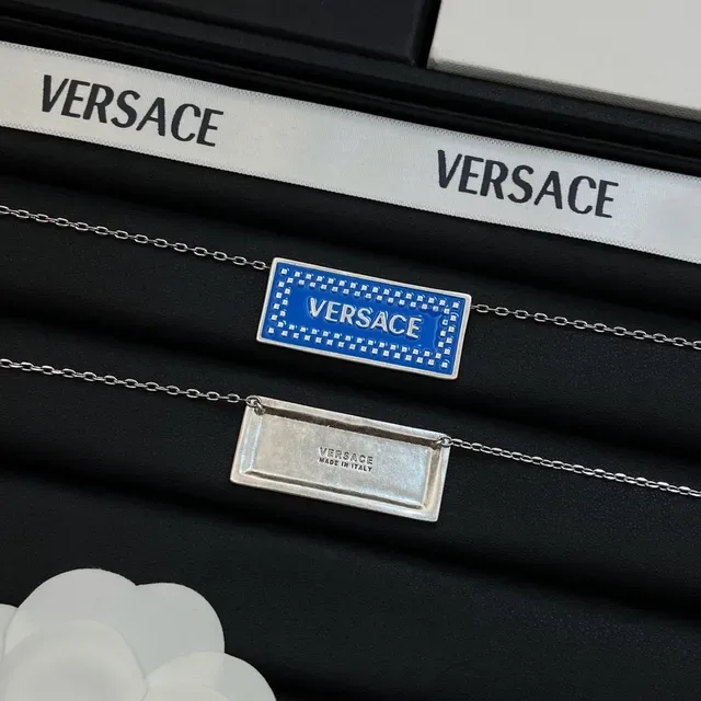 Collier Versace Plaque Bleu et Rose Rectangulaire Émaillé avec Borde Clouté 6