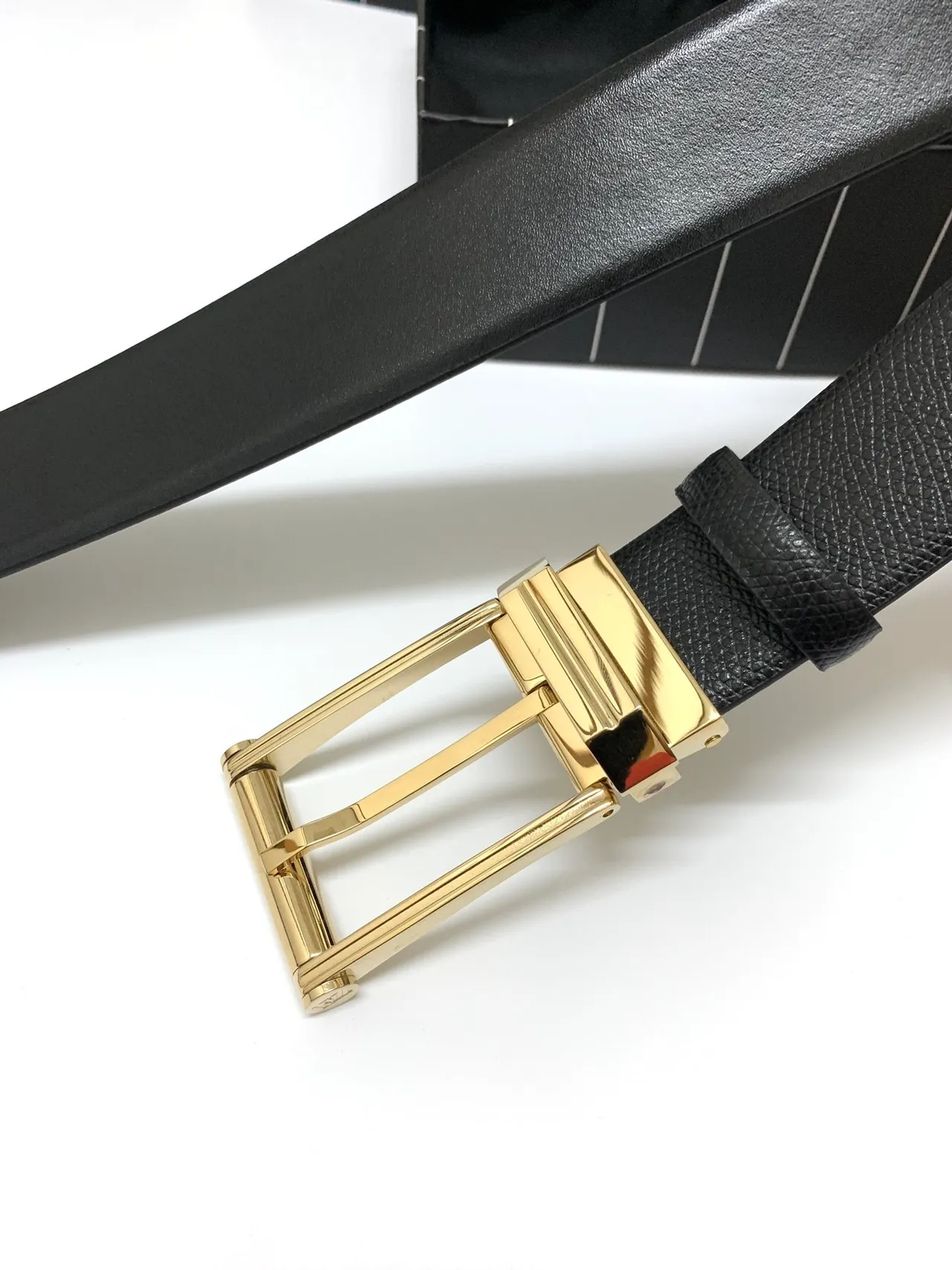 Ermenegildo Zegna Cinturón de cuero negro dorado texturizado granulado pulido rectangular con hebilla 3