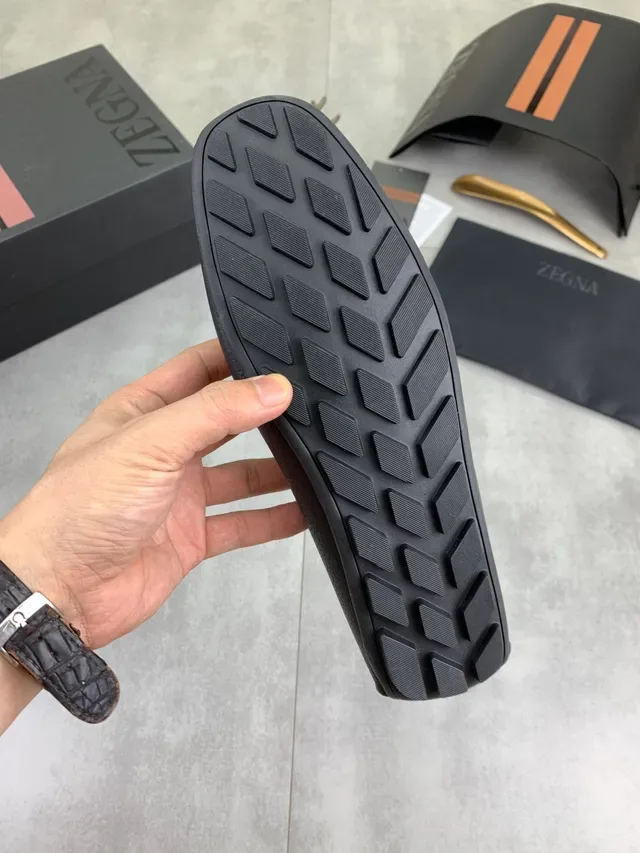 Mocasín Zegna de piel granulada negra y marrón con tira y hebilla metálica 2