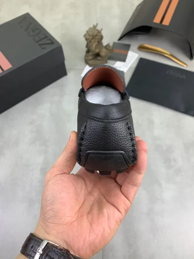 Mocasín Zegna de piel granulada negra y marrón con tira y hebilla metálica 3