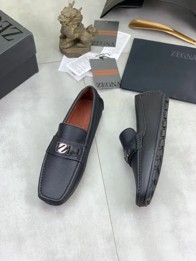 Mocasín Zegna de piel granulada negra y marrón con tira y hebilla metálica 4
