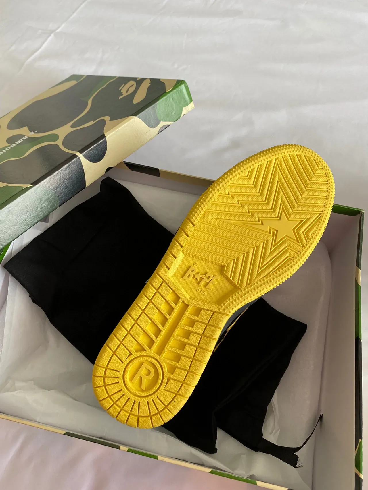 A Bathing Ape أحذية سكيت بورد أسود وأصفر بشعار النجم 3