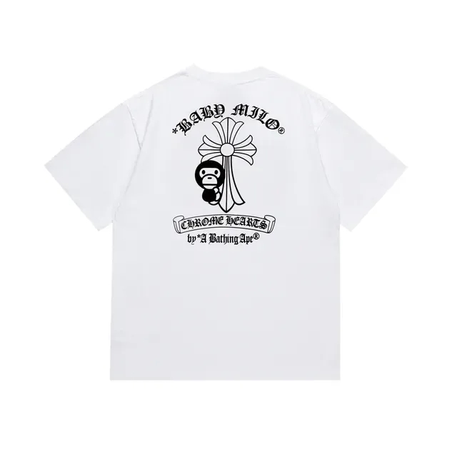Camiseta A Bathing Ape cuello redondo estampado gráfico negro y blanco 6