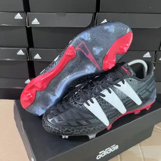 Adidas Noir Rouge Texturé Imprimé Reptilien Empeigne Bandes Argentées Trois Rayures Superpositions Sol Firme Chaussures de Football