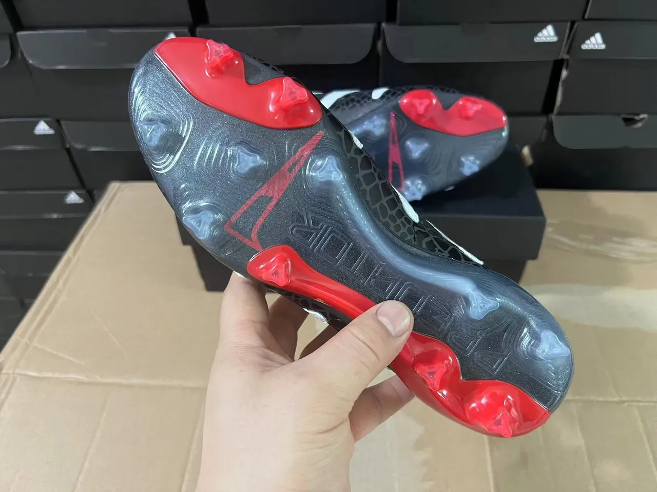 Adidas Preto Vermelho Texturizado Impressão de Reptil Superior Sobreposições de Três Listras Prateadas Solo Firme Sapatos de Futebol 2