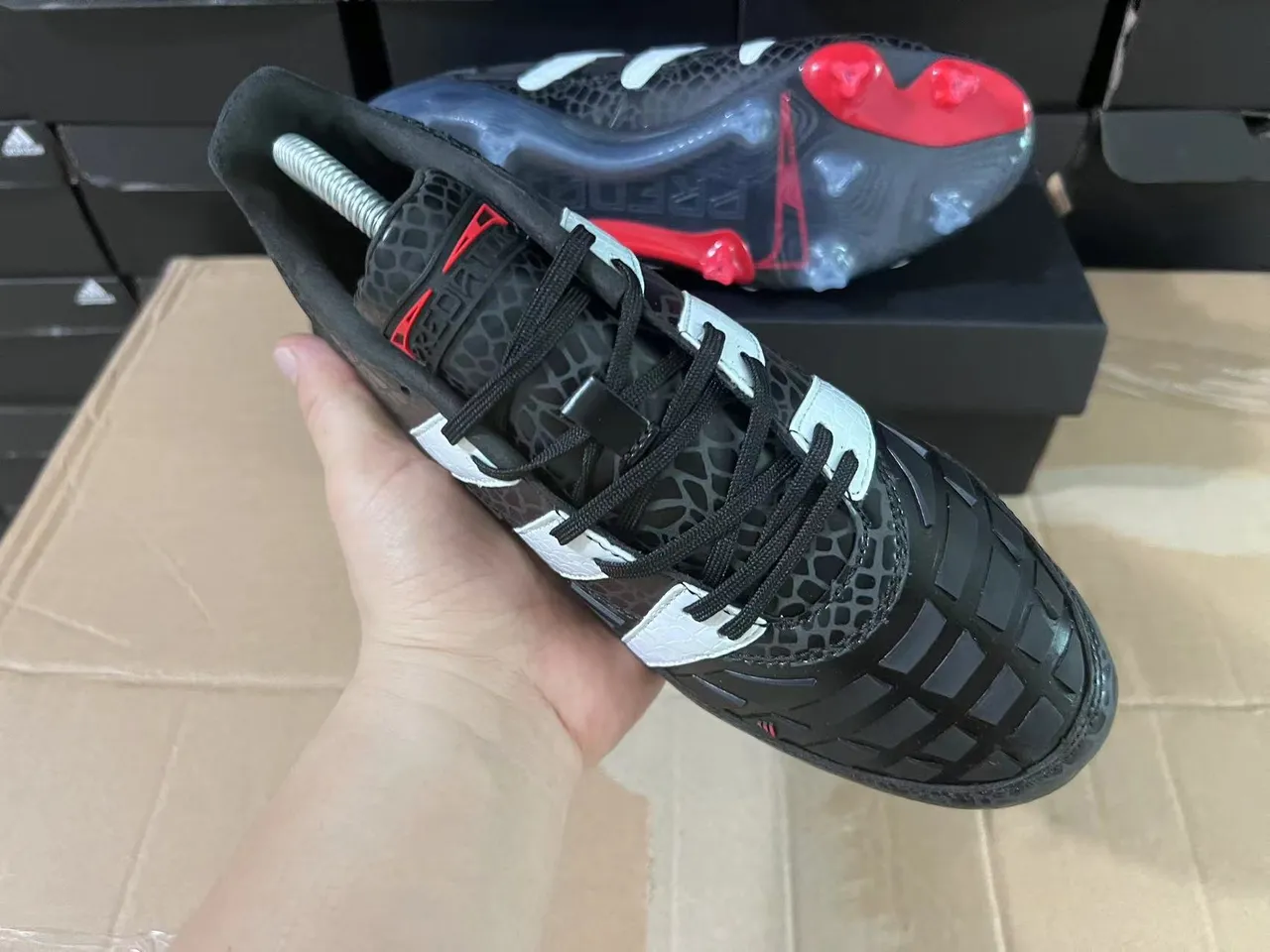 Adidas Preto Vermelho Texturizado Impressão de Reptil Superior Sobreposições de Três Listras Prateadas Solo Firme Sapatos de Futebol 3